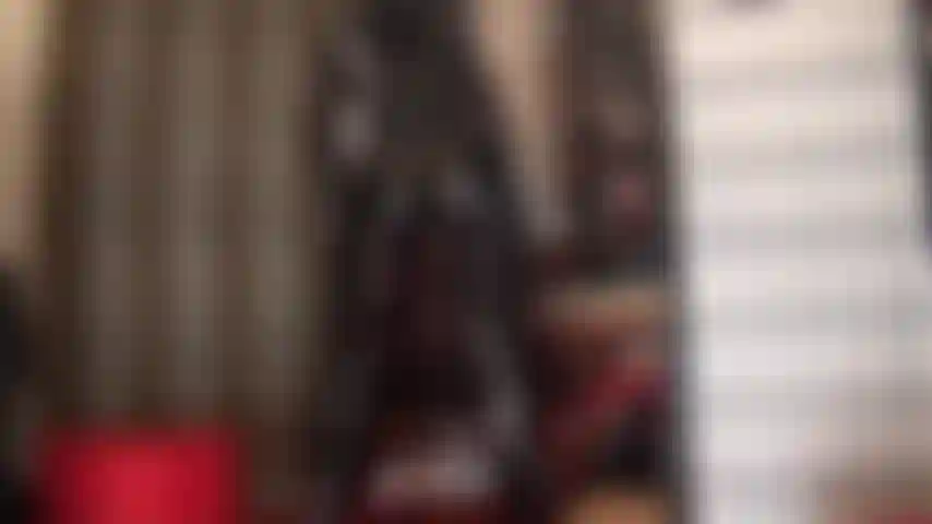 A perfeição do macacão de vinil preto - a amante vivian exibe suas curvas brilhantes de perfeição.