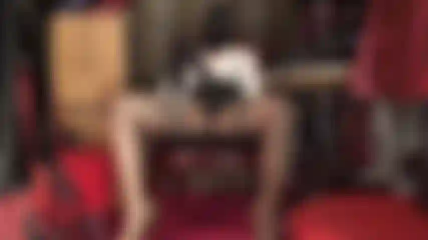 Um pau preto enorme e um capuz de lycra com olhos abertos.