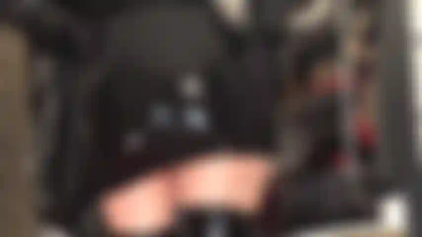 Admiro a bunda incrível da minha amante em uma minissaia preta de borracha brilhante e justa.