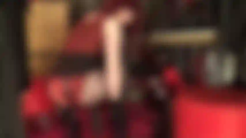 Senhora vivian, sua deusa do nylon, agacha, empurra e ordenha seu enorme pau preto de borracha. As pernas longas cobertas por meia-calça ficam incríveis, combinadas com saltos plataforma extra altos.