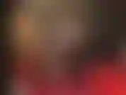 Que pode ser provocada com os pés descalços, usando meias de renda pretas sensuais e pisando em um vibrador branco com sapatos peeptoe sensuais.