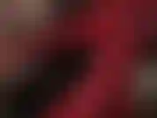 Língua sedutora e saltos vermelhos acariciando com luvas de látex vermelhas.