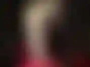 Vestido de látex branco, luvas e meias-calças brancas brilhantes combinando com saltos.