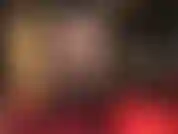 Sacuda seu pau para minha bunda perfeita em um body de vinil brilhante e meia-calça transparente com estampa de leopardo e botas de couro até o joelho.