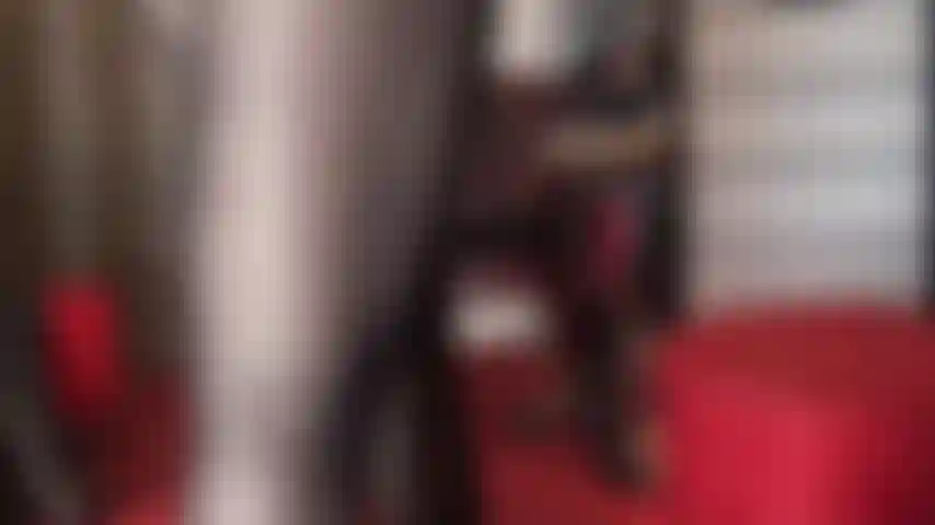 Meias-calças sensuais com costura são a maior provocação para os amantes de náilon. Junto com sua linda meia-calça, a amante usa espartilho de couro e luvas.