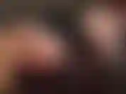 A senhora vivian provoca com sua bunda incrível. O vestido curto de látex está ficando mais curto... E mais curto, revelando a calcinha de látex por baixo... Beija minha bunda!