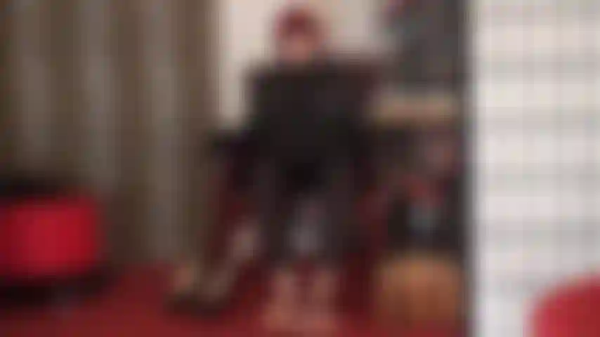 Pés são sua fraqueza. Eles vão te destruir - começando com pés de meia-calça marrom, a amante vivian abusa do seu pau inútil chutando e pisoteando com meias de náilon e pés descalços, incluindo adoração de bunda em traje de gato.