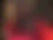 Meia-calça arrastão preta com costura sobre meia-calça preta, combinada com botas pretas de couro até o joelho.