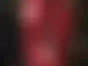 Com leggings vermelhas metálicas brilhantes, adoro bundas com uma cinta branca enorme, acariciando meu pau grande por trás.