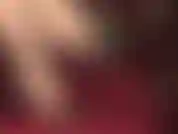 Que gosta de andar balançando e brincar com sapatos usando vários pares de lindos sapatos de salto alto.