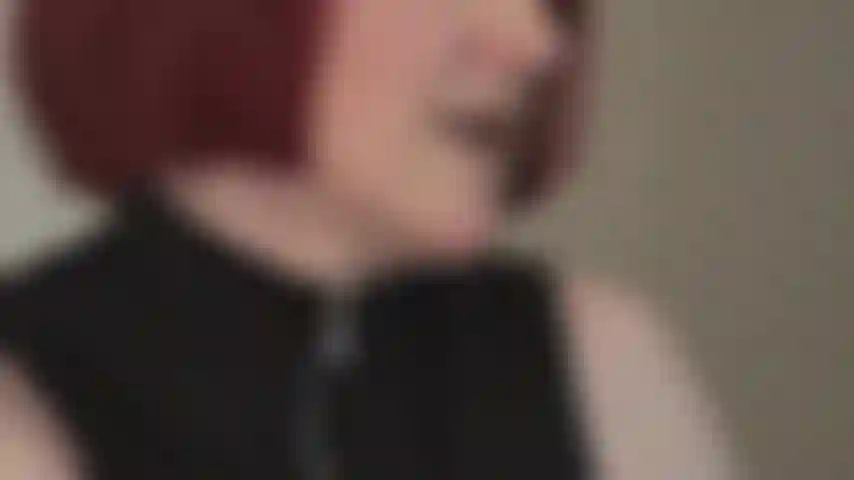 Com fetiche por látex - luvas de borracha pretas brilhantes e lisas são sua indulgência fetichista.