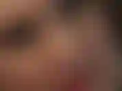 Uma provocação erótica para o seu pau com luvas de látex brilhantes e meus olhos e lábios sensuais em vermelho e marrom escuro brilhante. Sensual, hipnótica, irresistível.