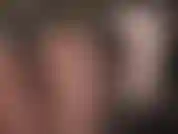 A bunda redonda e fantástica da senhora, com meia-calça marrom opaca e shorts pretos, deve ser adorada.