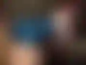 Adoro minha bunda gostosa coberta de látex azul e minha meia-calça nude brilhante.