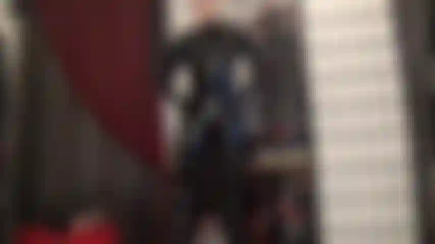 Você é um inseto dentro deste traje apertado de pvc brilhante. A senhora sente você rastejando por aí, explorando suas curvas, tentando desesperadamente encontrar uma saída.