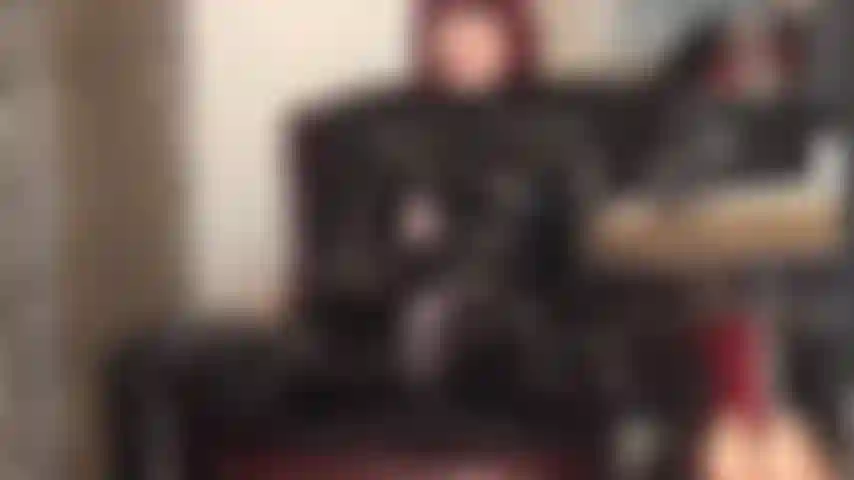 Dominadora fetichista de catsuit de pvc com uma cinta grossa e carnuda - você não quer gozar e chupar a carga gostosa do meu pau grande?!