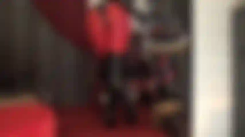 A mistress testa sua resistência enquanto ela faz você masturbar seu pau na bunda dela em diferentes roupas: calças vermelhas e corpo de pvc com botas longas, meia-calça e nua com uma saia justa e salto alto.