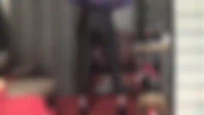 Minha bunda e pernas te deixam fraco - leggings pretas de spandex, alguns chutes na cara com os sapatos da amante, seguidos pela adoração de meia-calça e calcinha de renda roxa.