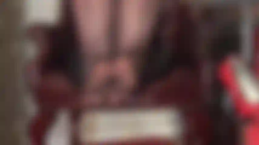 Adoro pés em meias de nylon com costura e nua, com masturbação com os pés em um vibrador sem cortes.