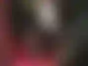 A senhora vivian veste uma linda blusa branca de cetim sedoso e um espartilho que exibe suas curvas incríveis. E ela também usa um grande strap-on branco por baixo da saia para você adorar.