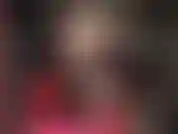 A senhora provoca com meias de renda e saltos altos, acariciando seu pau com suas mãos habilidosas e dedos de náilon.