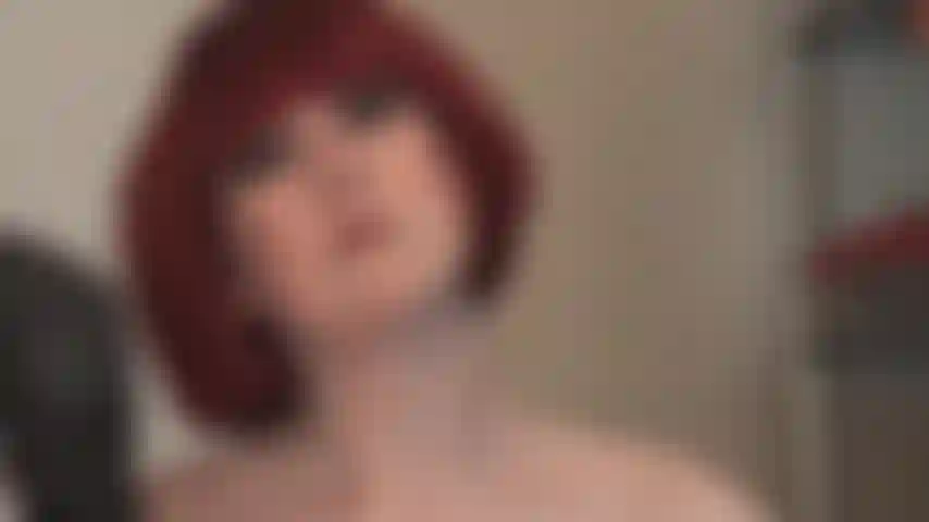 Tenho fetiche por pentear o cabelo - sua peruca favorita é um corte curto vermelho vibrante, e você adora vê-la penteando.