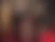 Uma deusa hipnótica e sensual de látex, com luvas pretas brilhantes, top, meia-calça transparente e sapatos de salto agulha metálicos brilhantes, usando cada um dos seus fetiches para provocá-lo.