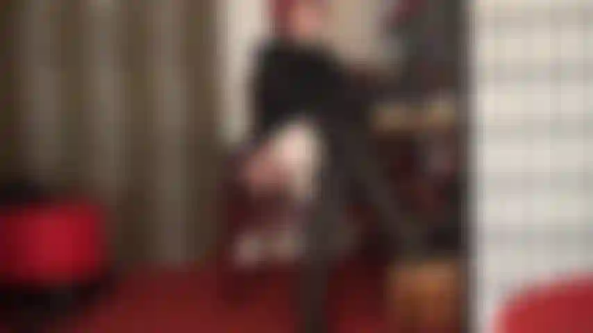 Viciada em minha bunda e pernas - de botas de couro pretas combinadas com meia-calça preta e meias brancas a botas brilhantes e shorts dourados metálicos, a amante alimenta seu vício em suas pernas e bunda incríveis.