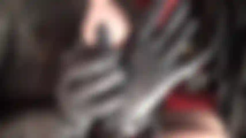 Indulgência fetichista por luvas de couro - adoro um par de maravilhosas luvas curtas de couro macio, a amante entra e sai delas, colocando-as sobre sua boca enquanto você inala o aroma inebriante do couro.