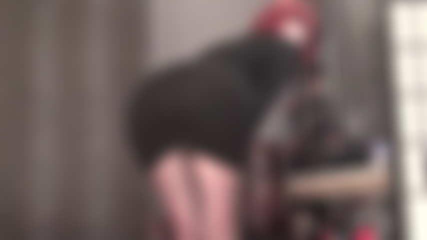 Vistas sensuais da bunda incrível da amante vivian em meia-calça preta transparente com costura traseira vermelha e nua em tangas de renda vermelha.