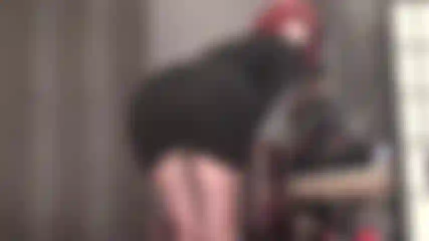 Vistas sensuais da bunda incrível da amante vivian em meia-calça preta transparente com costura traseira vermelha e nua em tangas de renda vermelha.