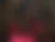 Adoração corporal em traje fetichista, botas de cadarço, calças de cetim brilhante, pvc brilhante, luvas e chapéu.