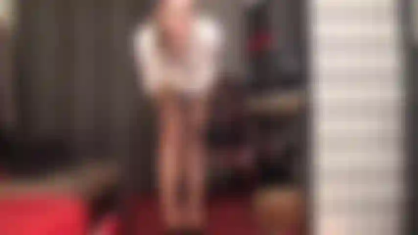 Seduzida pelo seu chefe sexy para ser sua prostituta chupando seu pau - dominação com cinta-liga em cetim branco macio e sedoso, saia lápis e meias-liga marrons vintage.