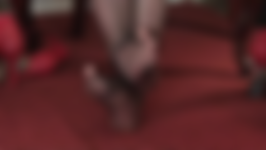 Adoração de pés com meia-calça preta transparente e costurada. Esses pés são feitos para serem adorados... Solas macias, dedos fofos balançando suavemente. Você consegue sentir o cheiro deles?