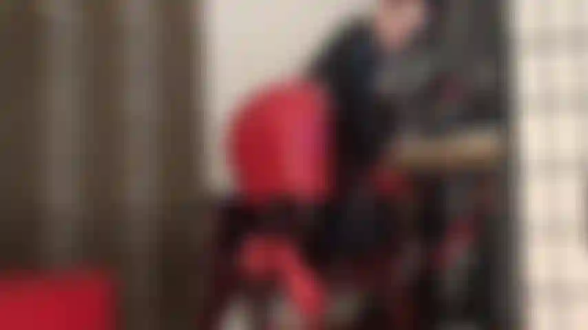 Com minha bunda perfeita de látex à vista, inalo o aroma dos meus pés em meias de borracha.