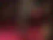 Curve-se diante dos sapatos de salto alto de aço vermelho da sua senhora.