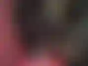 Brinco de cuspir com luvas de látex e roupa de borracha quente.