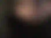 A senhora vivian, com cabelos curtos, provocando você com lindas luvas de couro macio que você adoraria sentir por todo lado.