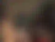 Com uma roupa de borracha excêntrica e um capuz transparente - esse é o tipo de oficial militar diante do qual você esperaria se ajoelhar durante seu julgamento... :-).