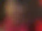 Uma deusa sexy de couro, de saia curta, luvas, botas altas de salto alto com cadarço e um pau grande para você agradar.