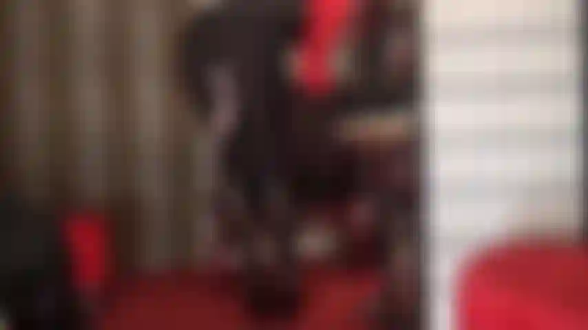 Uma dominadora de strapon, usando leggings de couro e spandex com botas fetichistas de cadarço - você não adoraria ter o pau dela enfiado na sua garganta...?