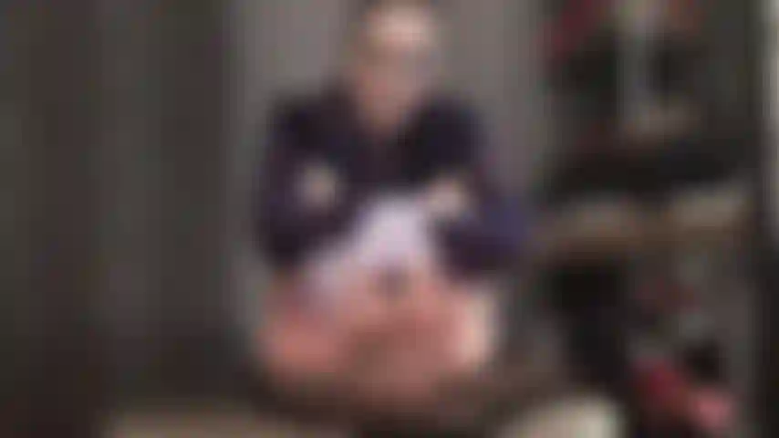 Sua maior fraqueza: os pés descalços, macios e suaves da senhora vivian - sob seu olhar você é tentado com solas perfeitamente enrugadas e dedinhos.