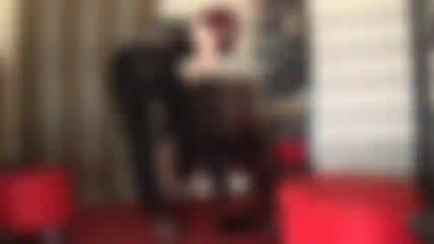 Com curvas sensuais de meia-calça, pvc e botas de cano curto brilhantes.