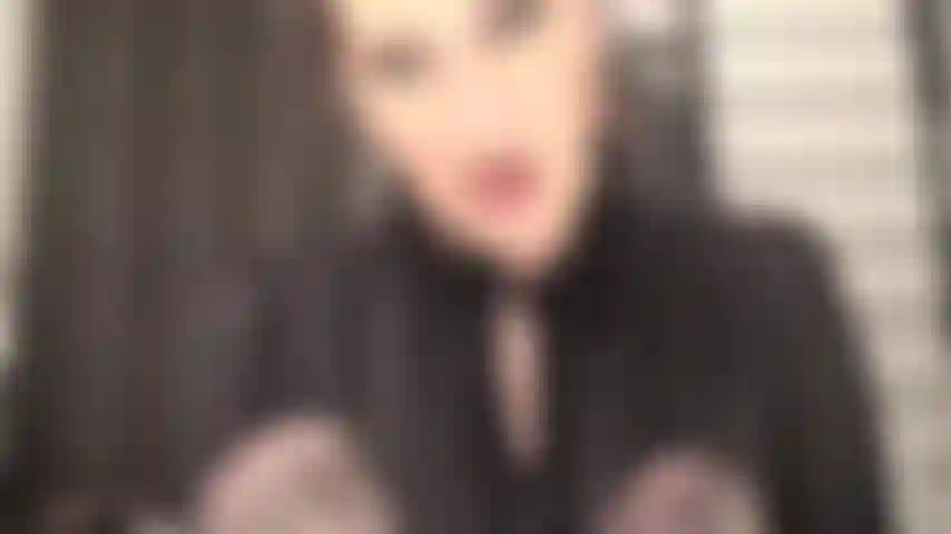 A senhora acaricia dois carnudos paus cobertos de náilon... Que provocação para aquele seu pequeno micro pau, dominado por dois paus gigantes.