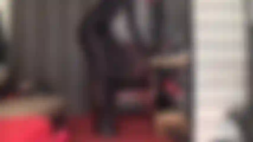 Adoro as curvas perfeitas da sua deusa em um macacão de spandex brilhante e uma tanga de pvc brilhante.