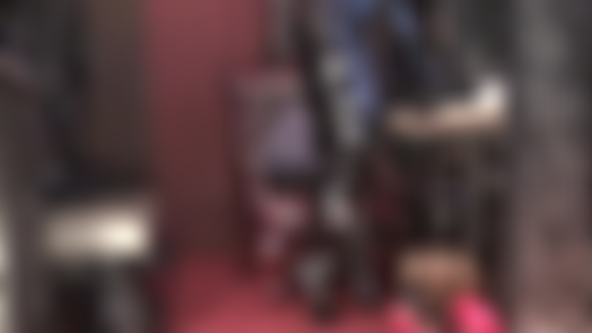 Adoração intensa por fetiche em pvc - vestida da cabeça aos pés em vinil preto brilhante, a amante se entrega ao fetiche.