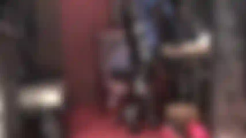 Adoração intensa por fetiche em pvc - vestida da cabeça aos pés em vinil preto brilhante, a amante se entrega ao fetiche.