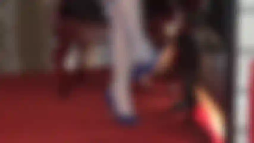 O azul pode ser sua cor favorita, mas você acha que consegue lidar com a visão das pernas e pés da senhora vivian em meias de náilon azuis balançando e deixando cair sapatos azuis brilhantes?!