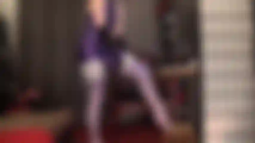 Dominada por cinta-liga em um traje sexy de elastano leohex roxo e meias brancas - tanto brilho que você fica tonto e fraco por seu pau.