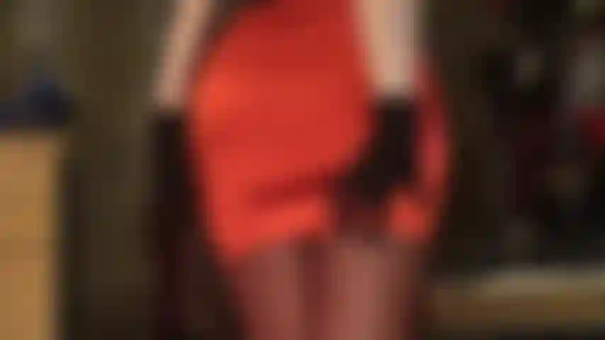 Adoro saia de cetim vermelho brilhante e meia-calça brilhante.